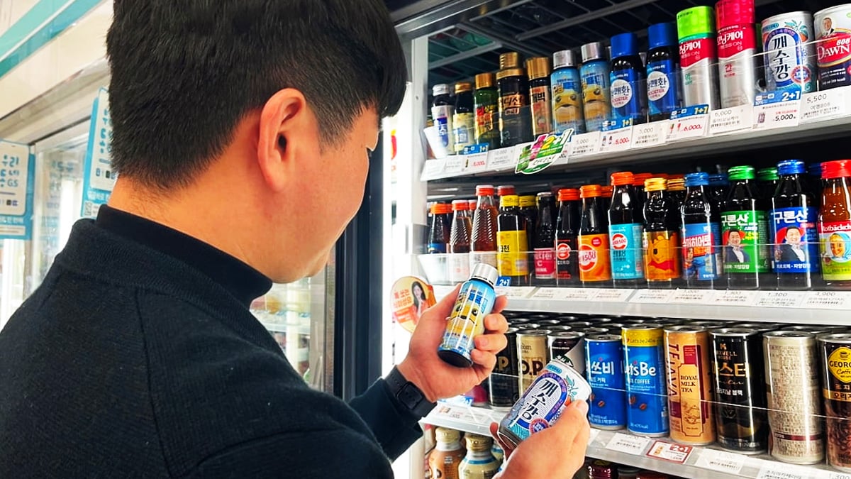 숙취 해소 음료를 고르는 시민 숙취 해소 음료를 고르는 시민