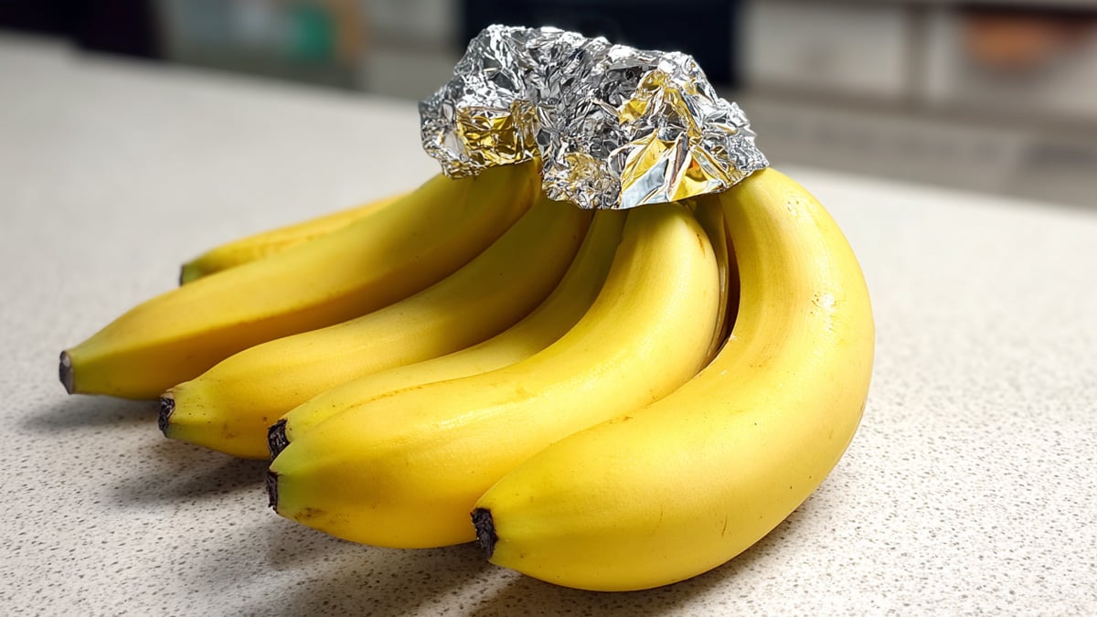 바나나 뿌리 쿠킹호일로 감싸기 바나나 뿌리 쿠킹호일로 감싸기