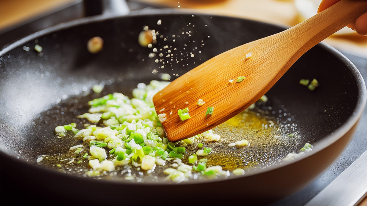 다진마늘과 파 볶기 다진마늘과 파 볶기