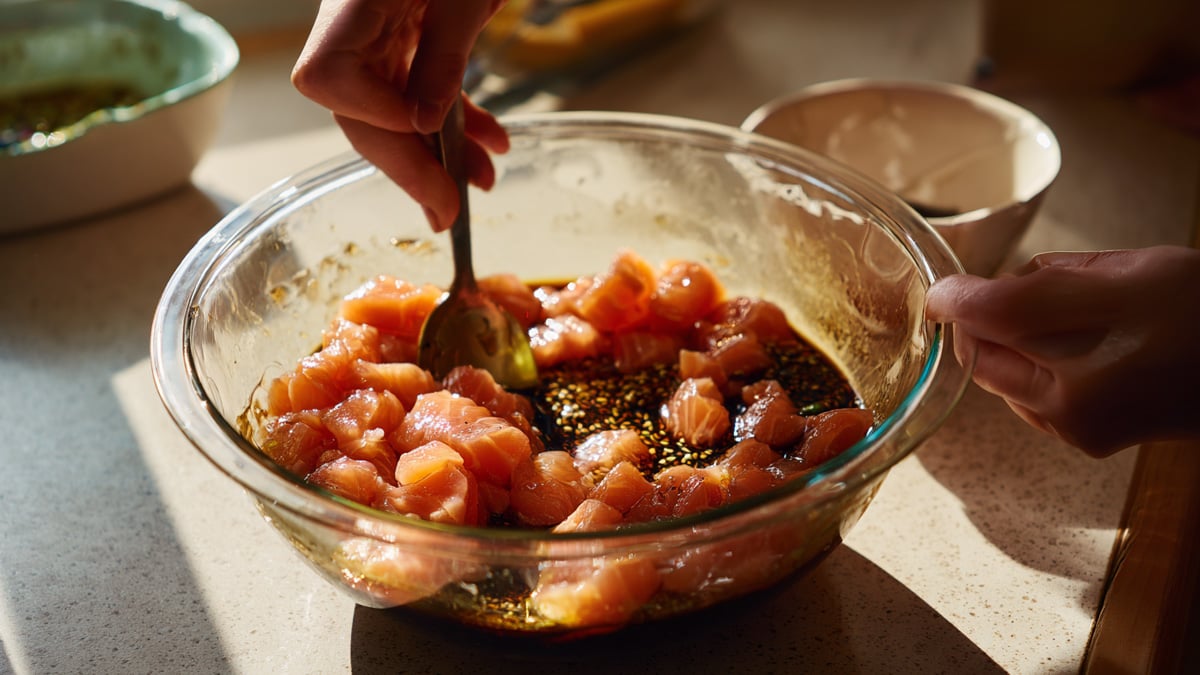 연어를 양념에 재우기