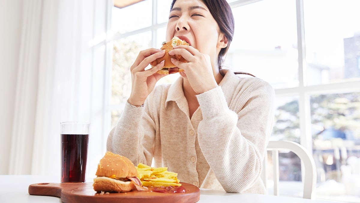 햄버거를 먹는 여자