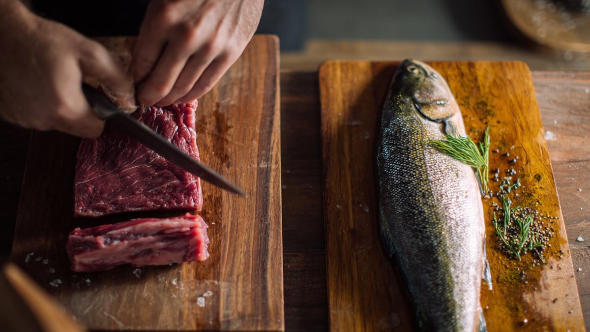 육류와 어류를 다른 도마에 손질하고 있는 모습