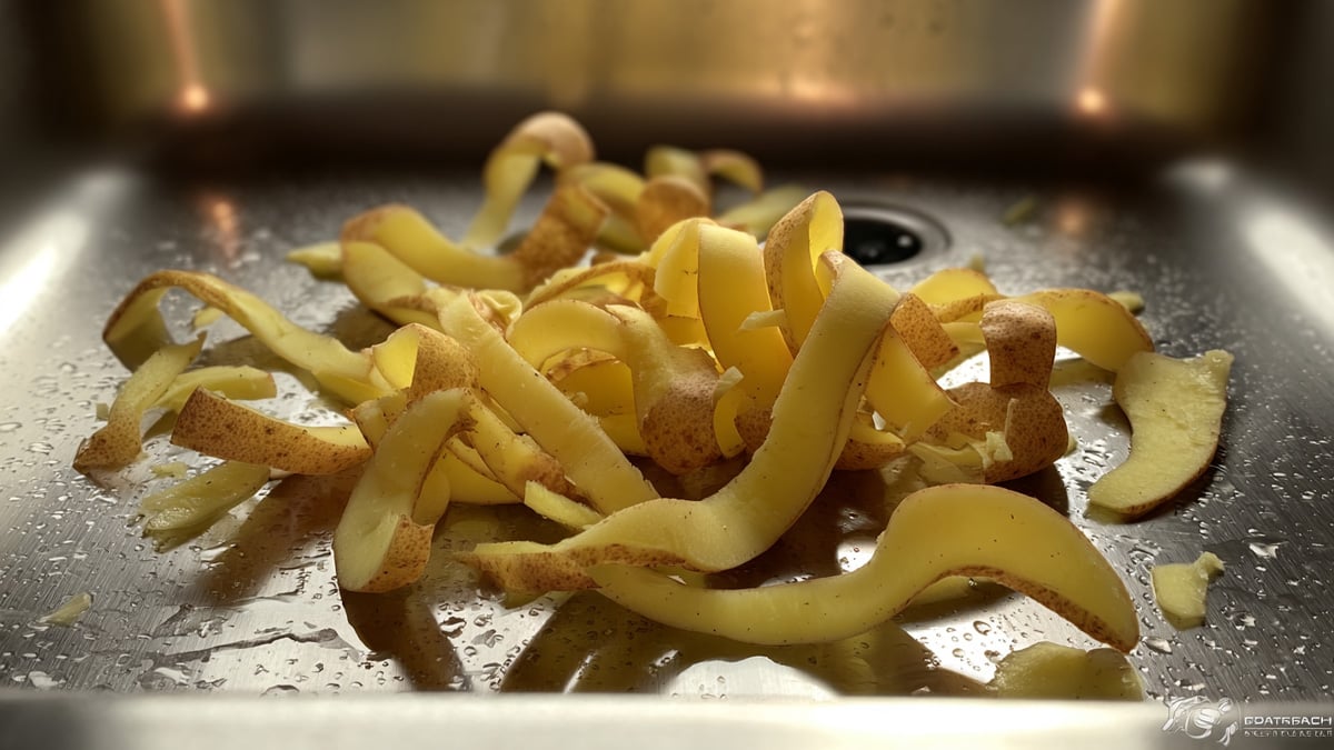 “감자껍질로 기름때 없앤다?” 세제 없이 주방 반짝이는 꿀팁 공개