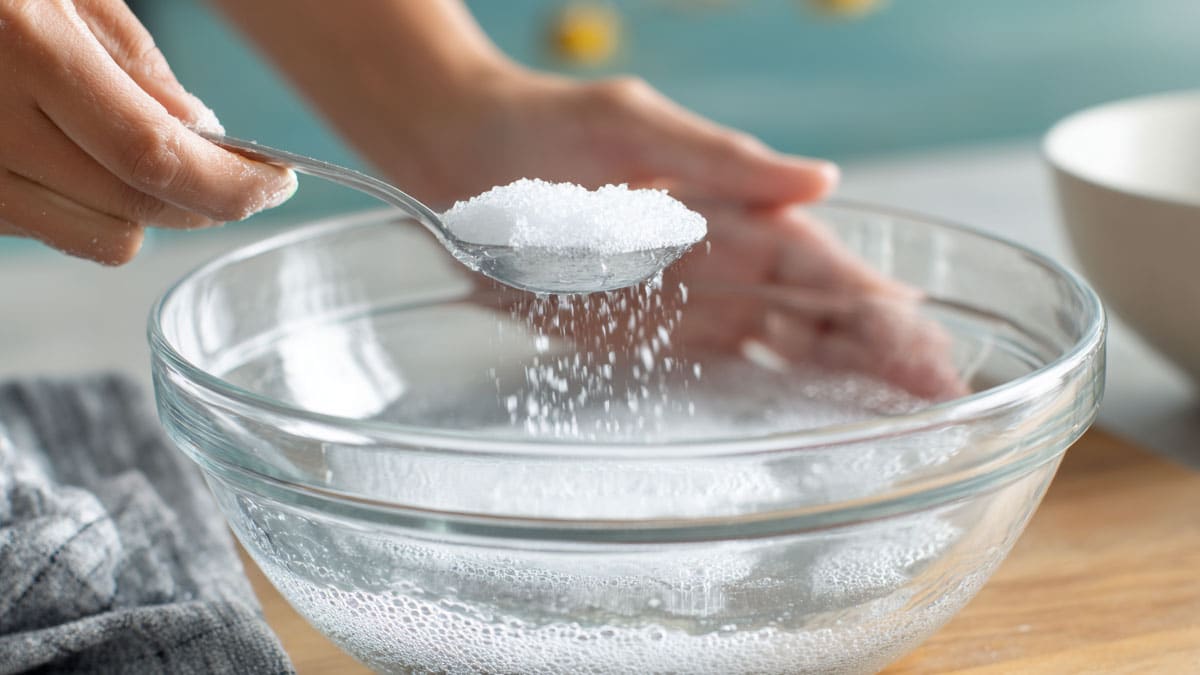 “주방세제에 ‘이것’ 두 스푼”… 욕실 곰팡이와 싱크대 기름때 한 방에 해결