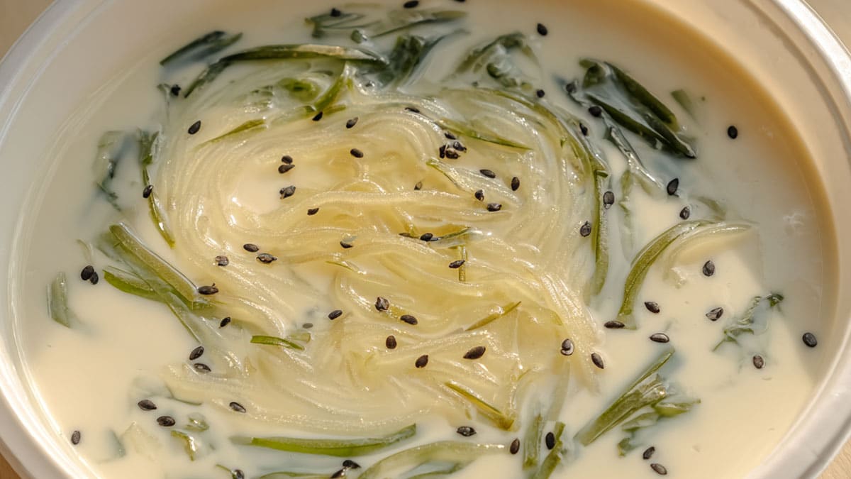 다이어터들 주목! 더위에 없던 입맛도 되살린다는 시원한한 남도 여름 별미 ‘우뭇가사리 콩국’