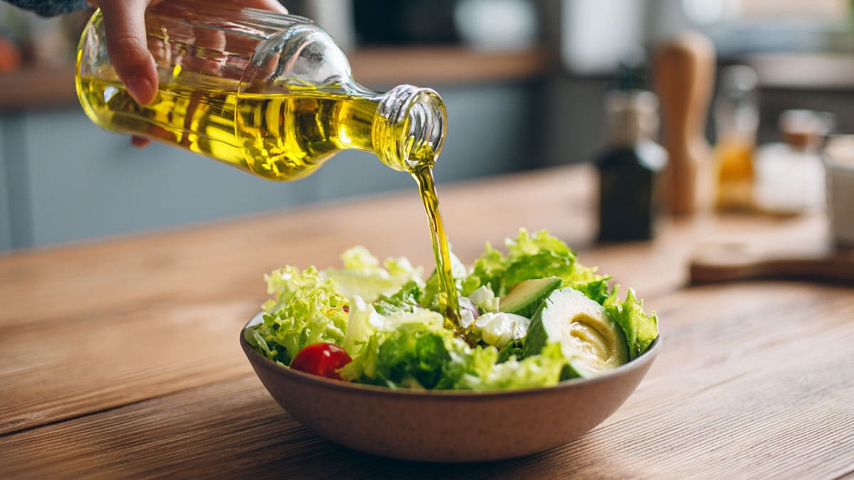 샐러드에 붓는 아보카도 오일