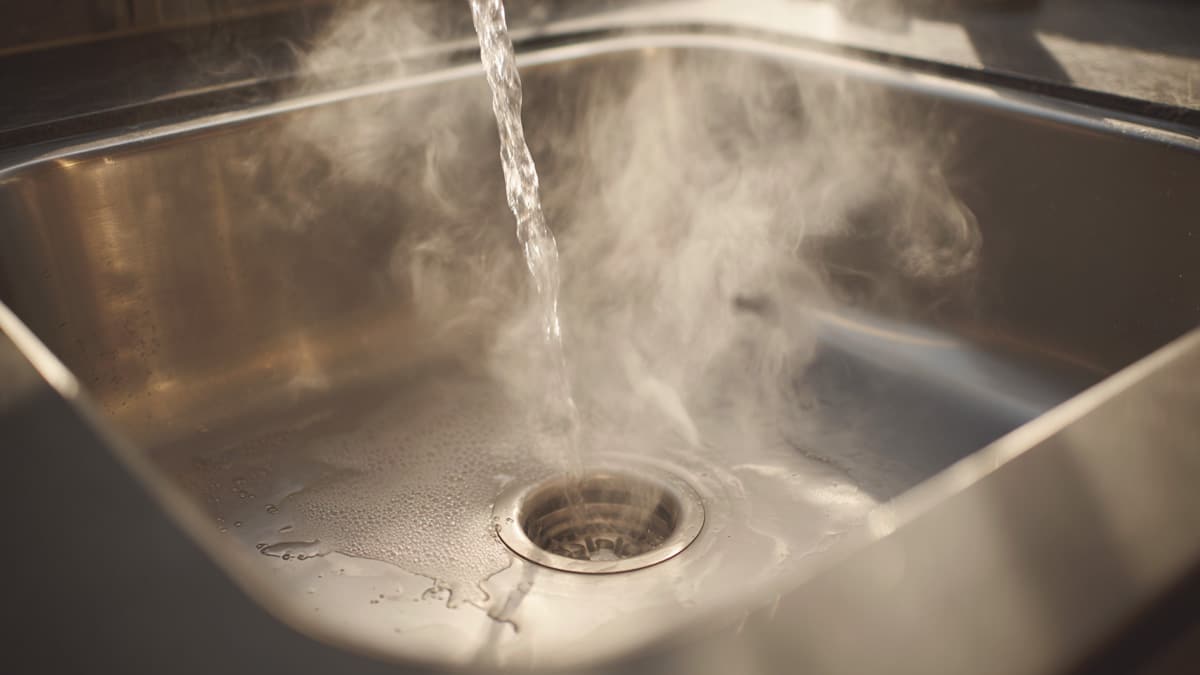 하수구에 끓는 물 붓기 하수구에 끓는 물 붓기