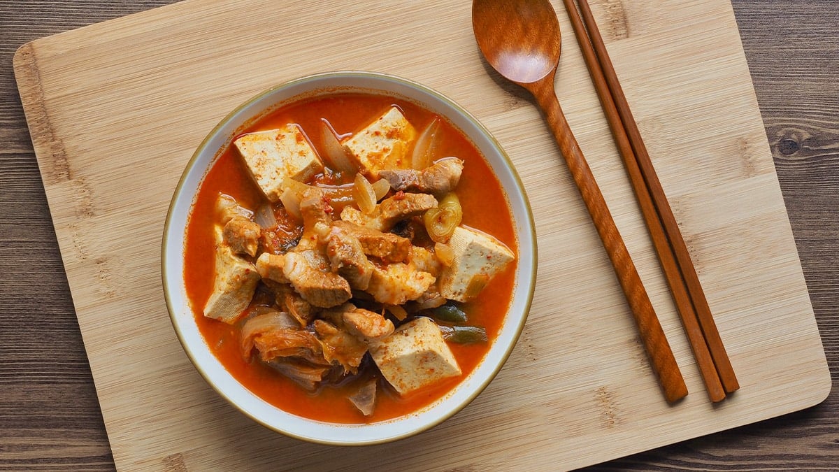 도기 그릇에 담긴 김치찌개