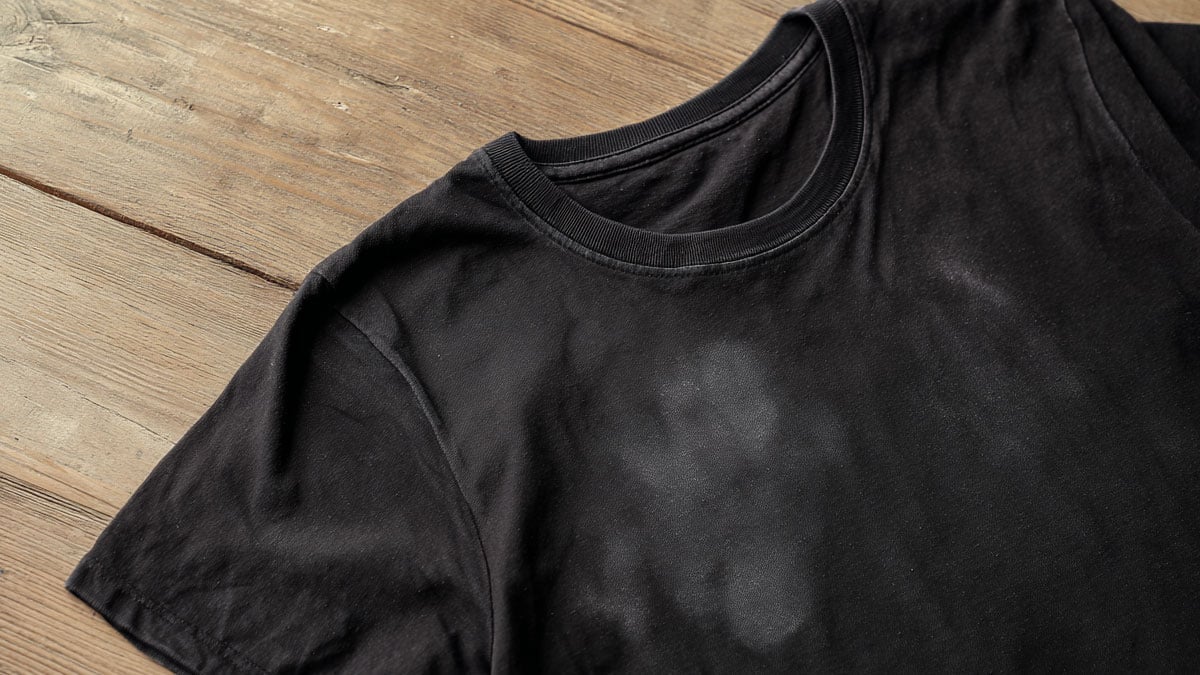 “아무리 빨아도 남는 검은 옷 땀자국”… 얼룩과 냄새 모두 제거하는 방법