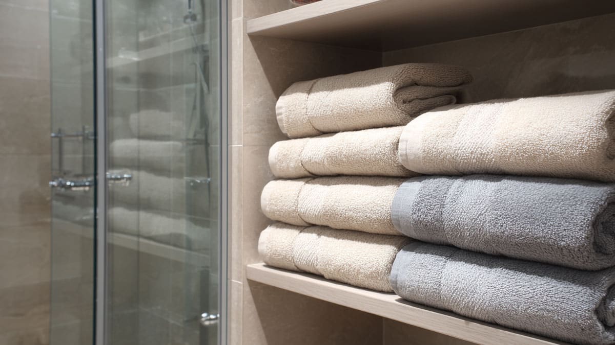 샤워 부스 옆에 보관된 수건 샤워 부스 옆에 보관된 수건