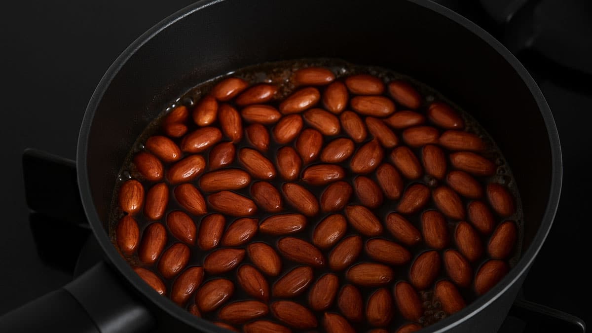 불 한 끗 차이로 갈린다…반찬가게보다 맛있다는 ‘땅콩조림 비법’