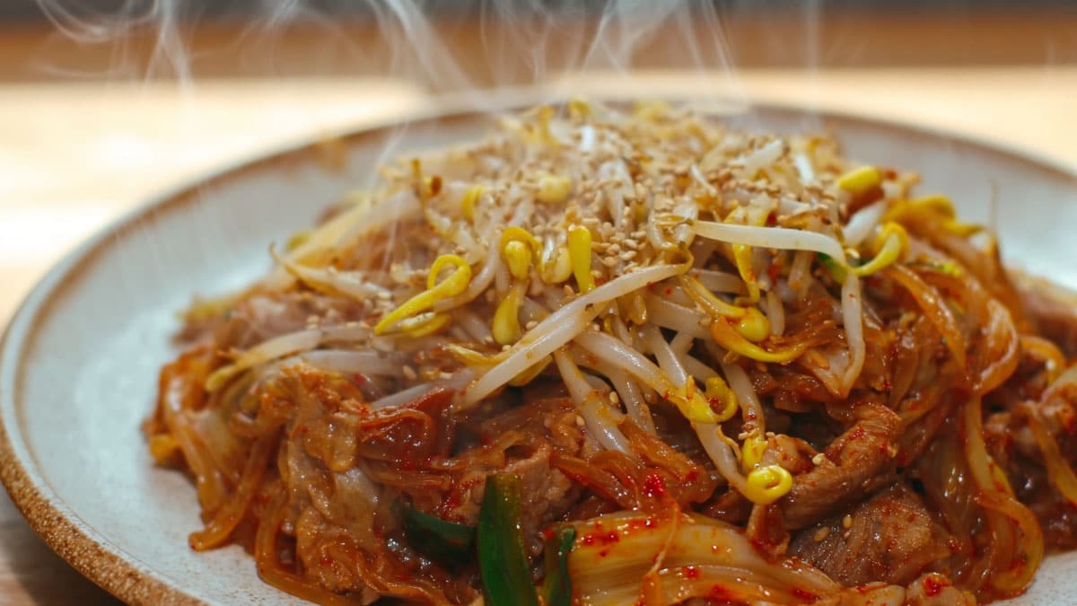 “아삭함과 부드러움을 동시에”…’이 음료’ 한 캔으로 달라지는 콩나물 돼지불고기 레시피