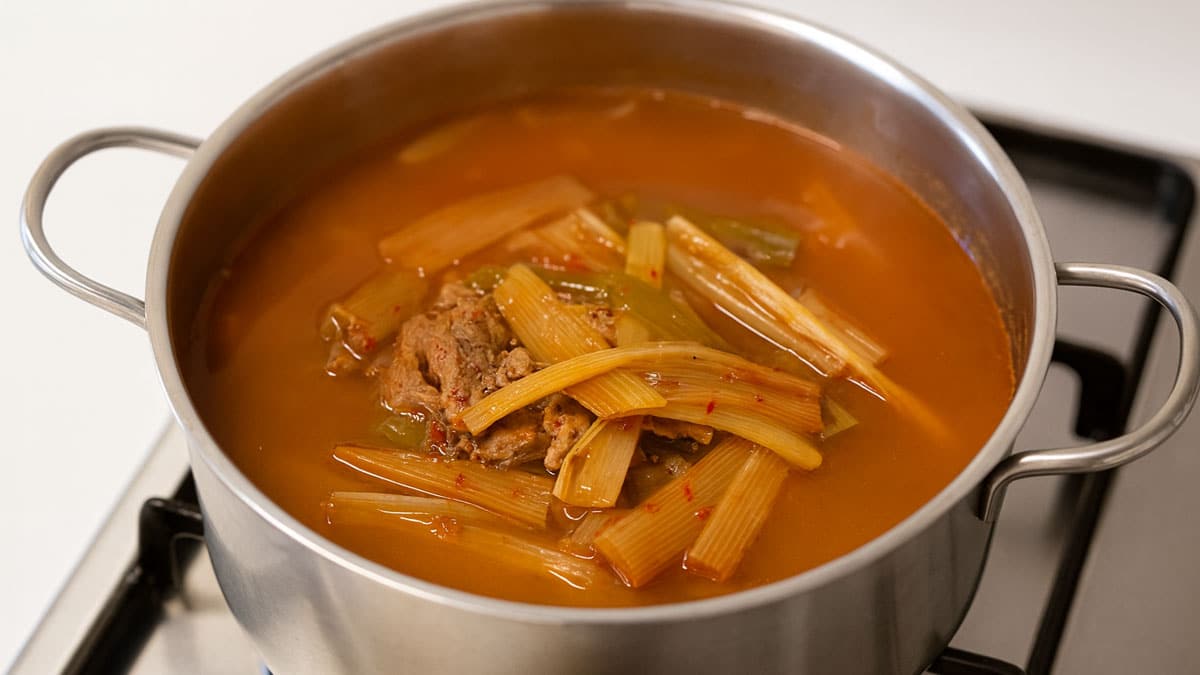 냉장고 속 시든 ‘이 채소’ 넣었을 뿐인데…국물 맛이 확 달라졌습니다