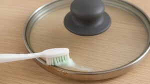 치약으로 닦는 냄비뚜껑