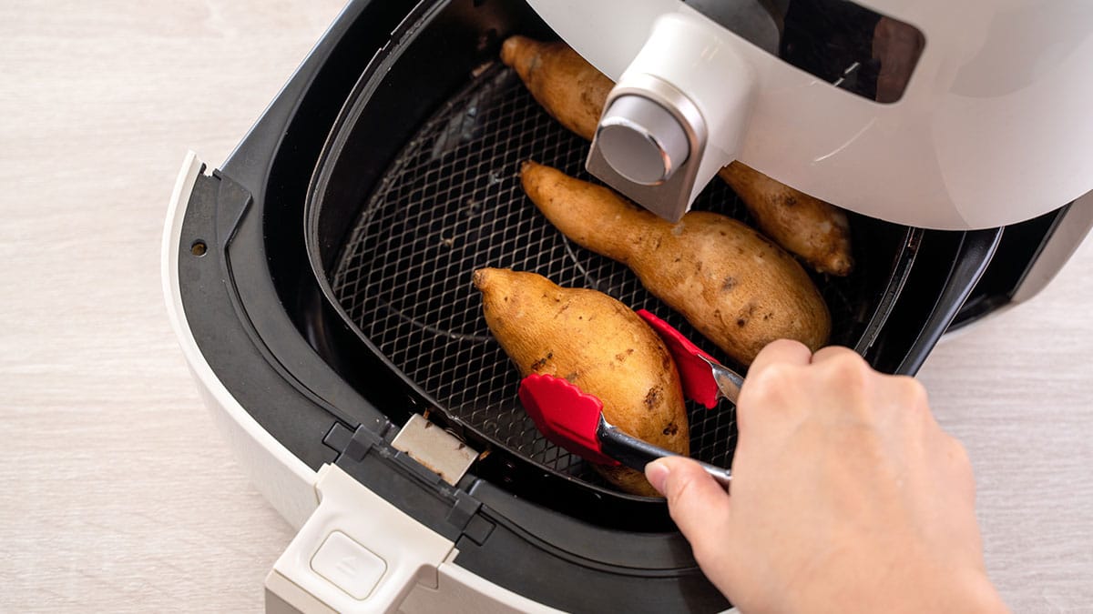 기름 없이 건강할 줄 알았던 ‘에어프라이어’…이 재료 넣으면 ‘발암물질’ 생긴다