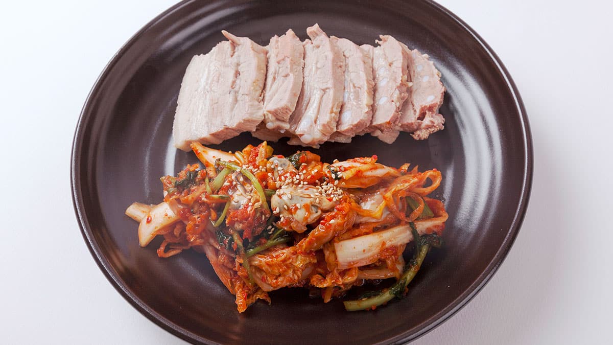 수육 삶기엔 번거로운데…김장 김치와 먹으면 더 맛있는 ‘의외의 별미’