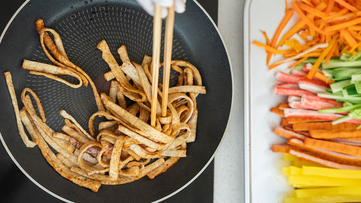 기름에 볶는 어묵