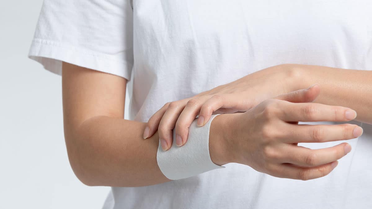 팔에 붙인 파스 팔에 붙인 파스