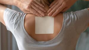 등에 붙인 파스