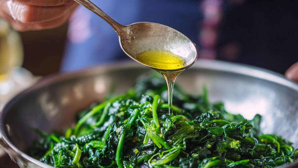 볶을 때 넣었다가 큰일 납니다…불 켠 채 쓰면 발암물질 생기는 ‘이 재료’