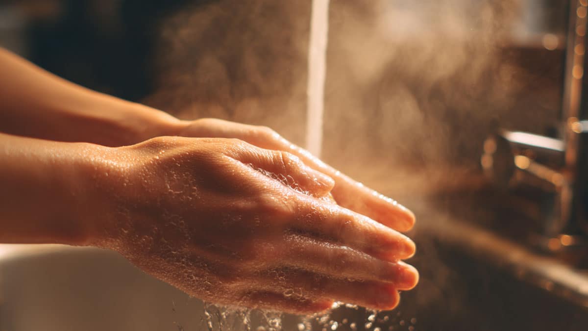 뜨거운 물이면 더 깨끗할 줄 알았는데…’이 습관’ 오히려 손을 더 위험하게 만듭니다