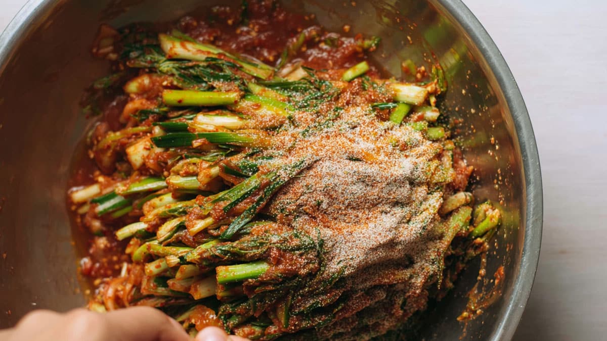 파김치에 ‘이 가루’ 한 스푼만 넣어보세요…감칠맛을 단숨에 끌어올리는 ‘비법 재료’