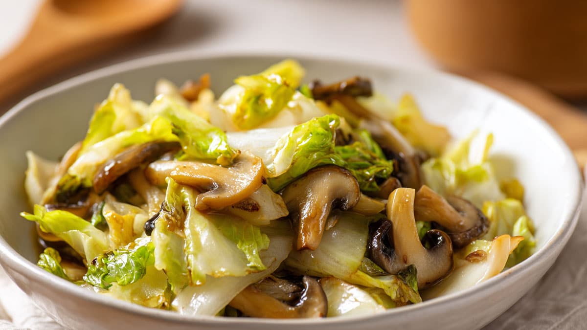 5분만 볶았을 뿐인데…겨울만 되면 검색량 폭등하는 ‘제철 반찬’