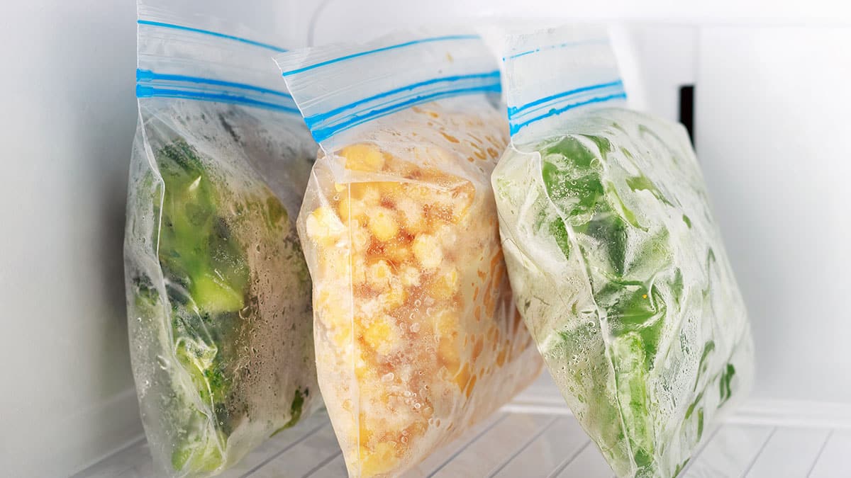 지퍼백에 담겨 냉동된 음식 지퍼백에 담겨 냉동된 음식