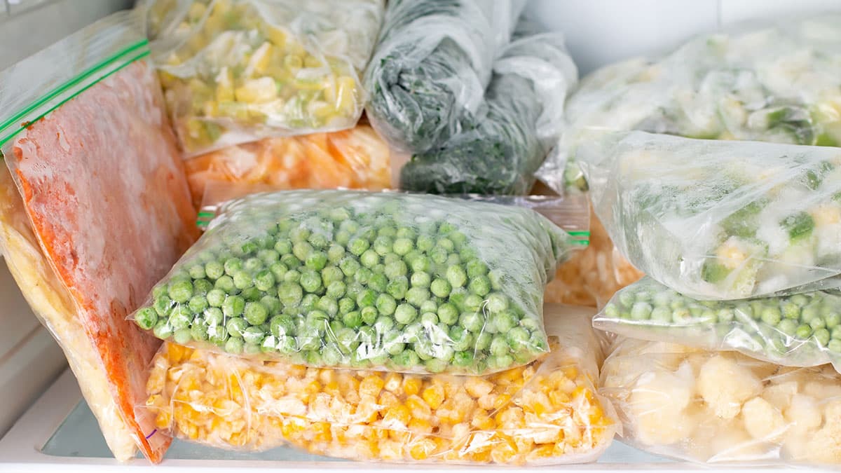 지퍼백에 담겨 냉동된 음식 지퍼백에 담겨 냉동된 음식
