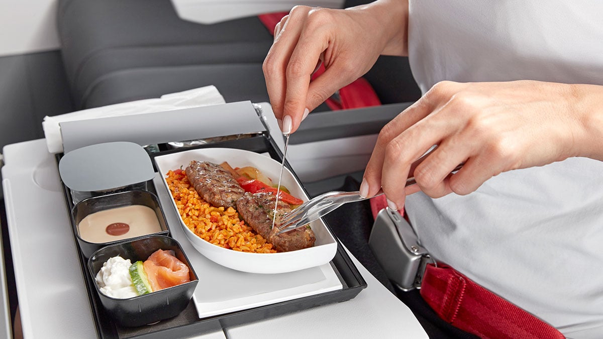 현직 승무원도 절대 안 먹는다…해외여행 중 ‘이 기내식’ 먹었다간 병원부터 갑니다
