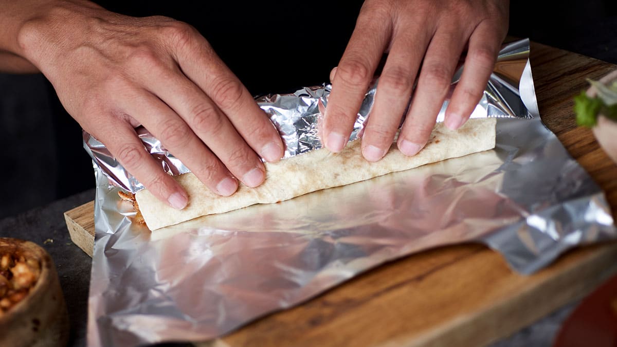 알루미늄 호일로 감싸는 음식 알루미늄 호일로 감싸는 음식
