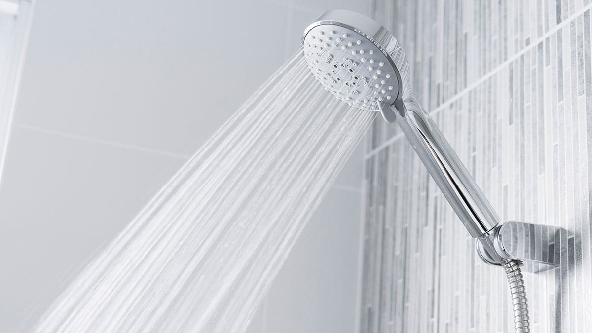 샤워 후 피부 당긴다면 즉시 중단하세요…’이 습관’ 피부 장벽 파괴한다