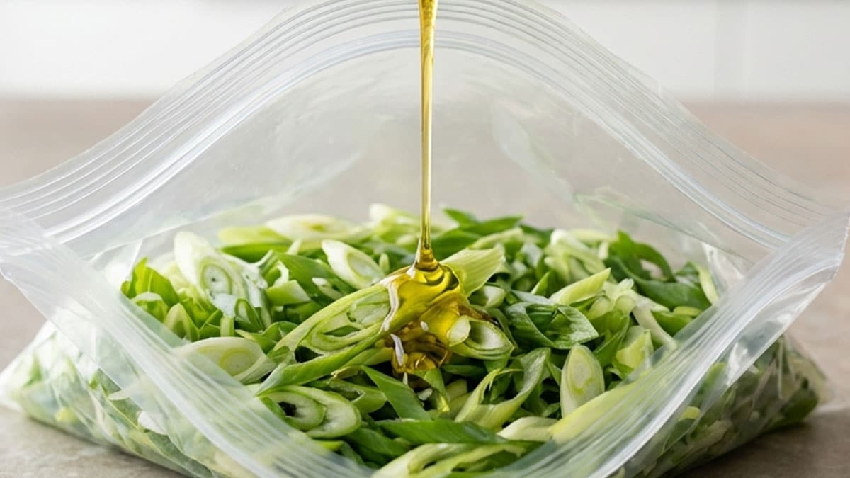 냉동실 넣어둔 대파 항상 덩어리였는데…’이것’ 1스푼만 섞으면 3개월 뒤에도 톡톡 떨어집니다