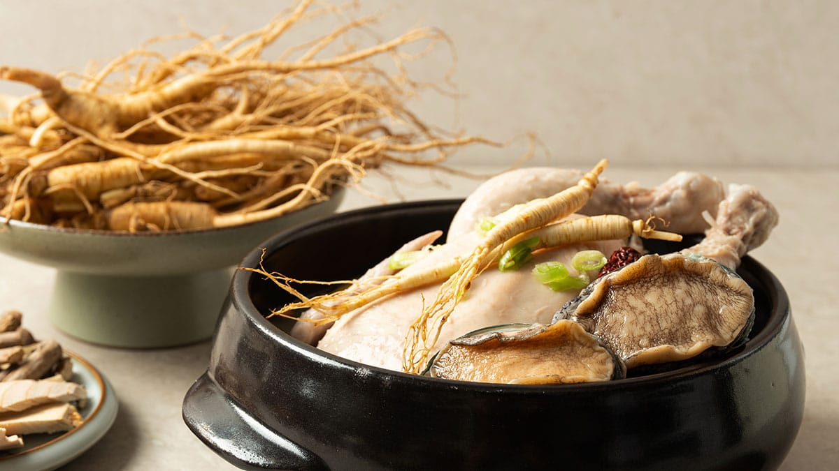 인삼을 올린 삼계탕 인삼을 올린 삼계탕