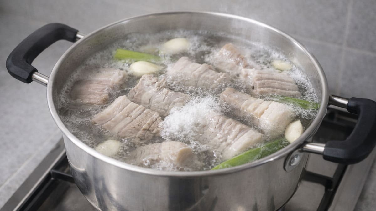 손질 후 버리던 ‘이 부분’… 수육 삶을 때 넣으면 잡내가 싹 사라집니다