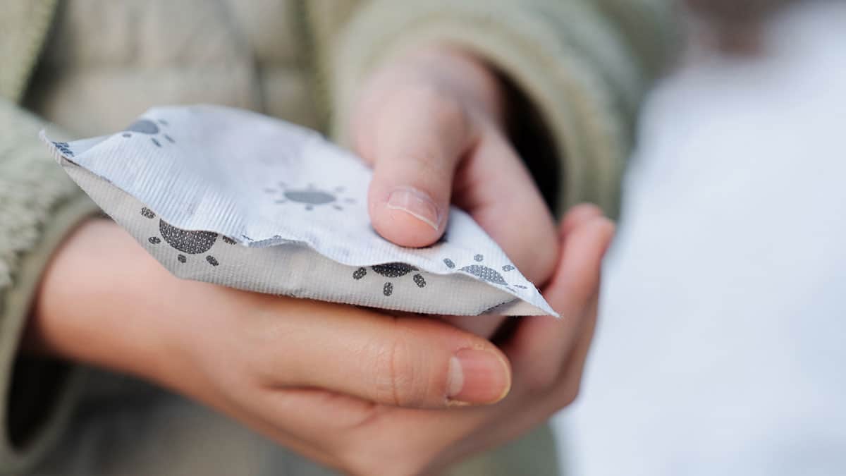 다 쓴 ‘핫팩’ 버리지 말고 여기에 넣어보세요…이렇게 재활용하면 2주 더 씁니다