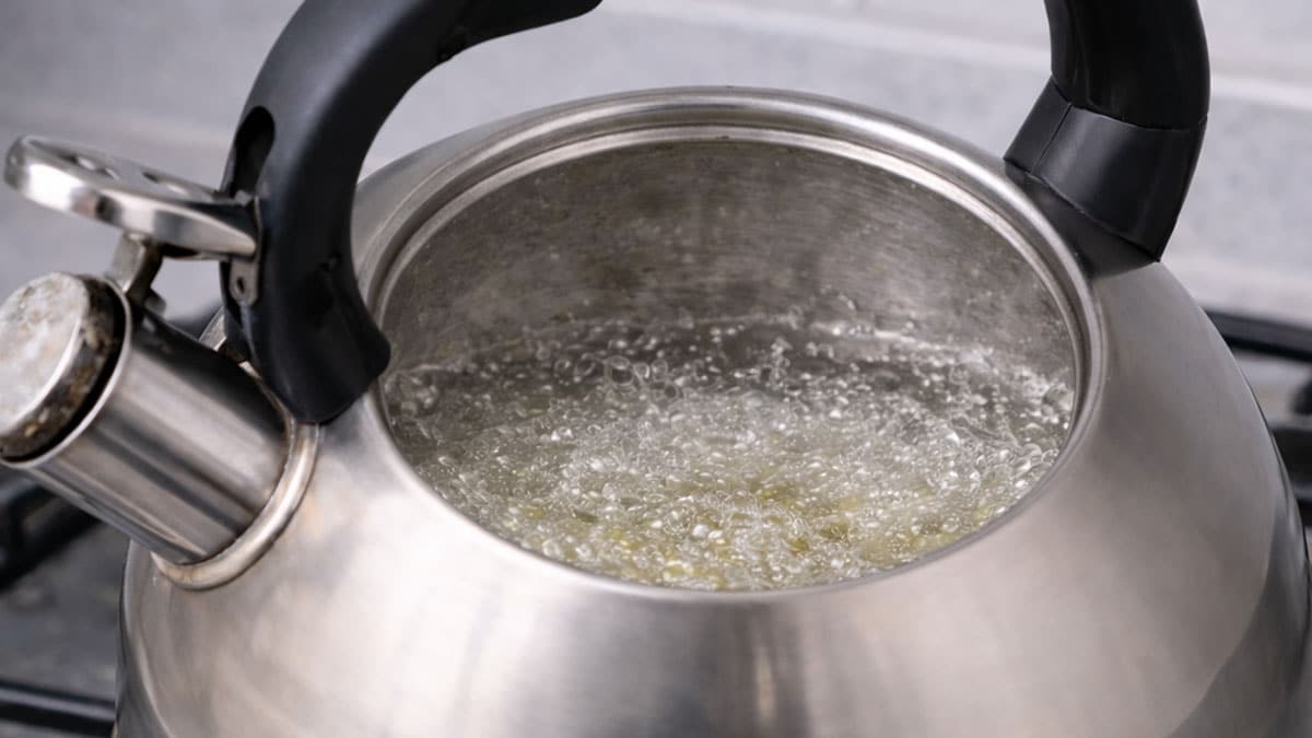 세제로 문지르면 오히려 더 심해진다?… 물 때 제거의 진짜 핵심과 방법