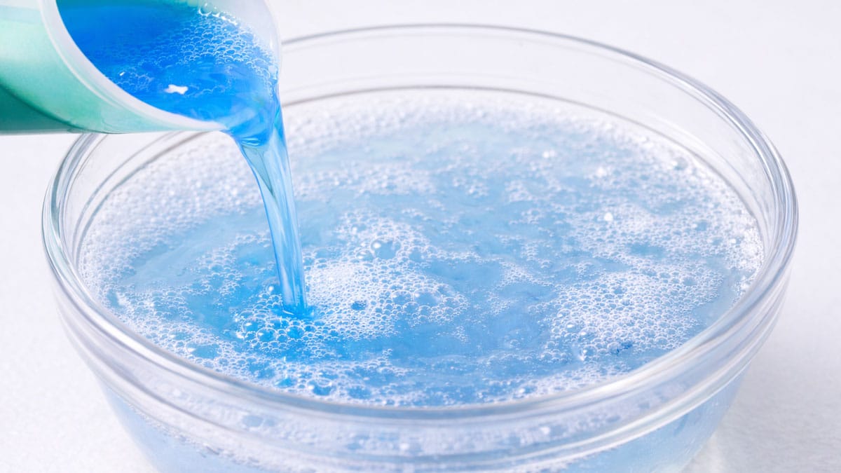 청소 전용 세제 살 필요 없다…따듯한 물에 ‘이것’만 섞으면 창틀·변기·후드 기름때 싹 녹아내립니다