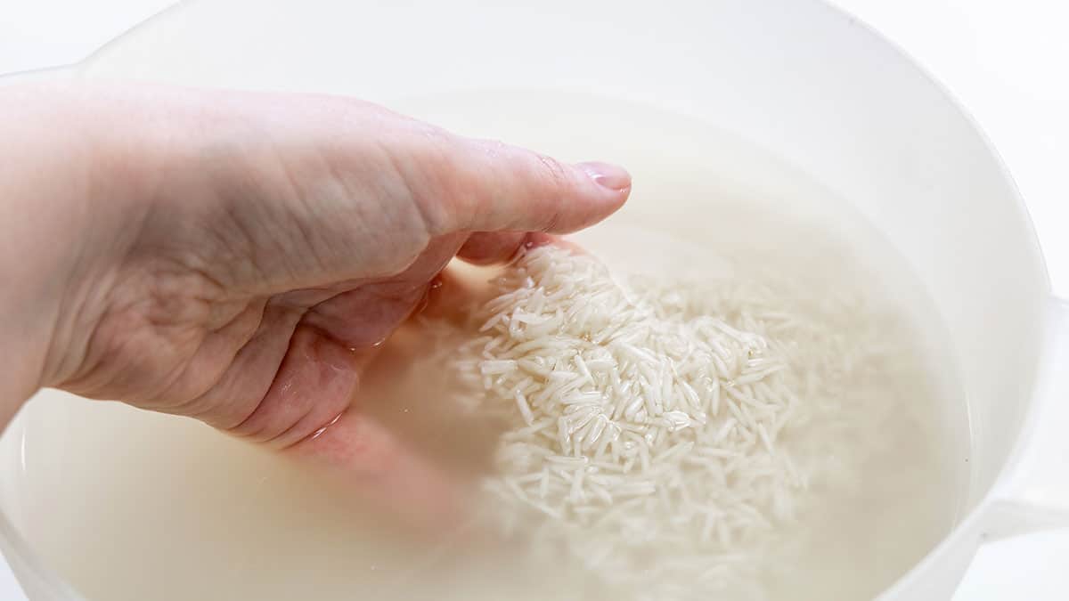 물에 씻는 쌀