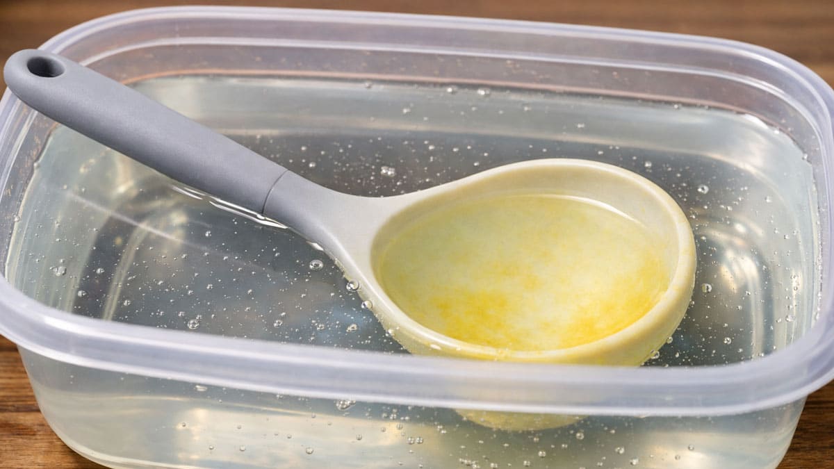 끈적이고 냄새나는 실리콘 식기 버리지 마세요…끓는 물에 ‘이것’ 1스푼만 넣으면 새것처럼 됩니다