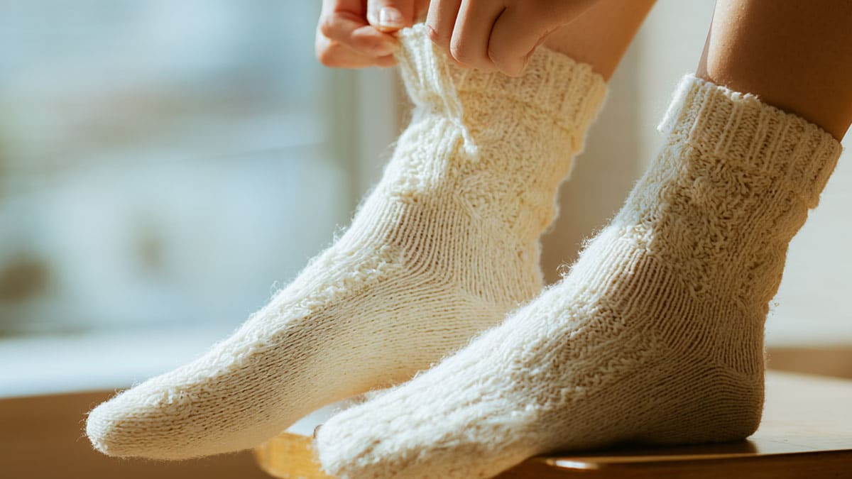 제발 다시 신지 마세요… 하루 착용 양말 속 섬유, 현미경으로 봤더니