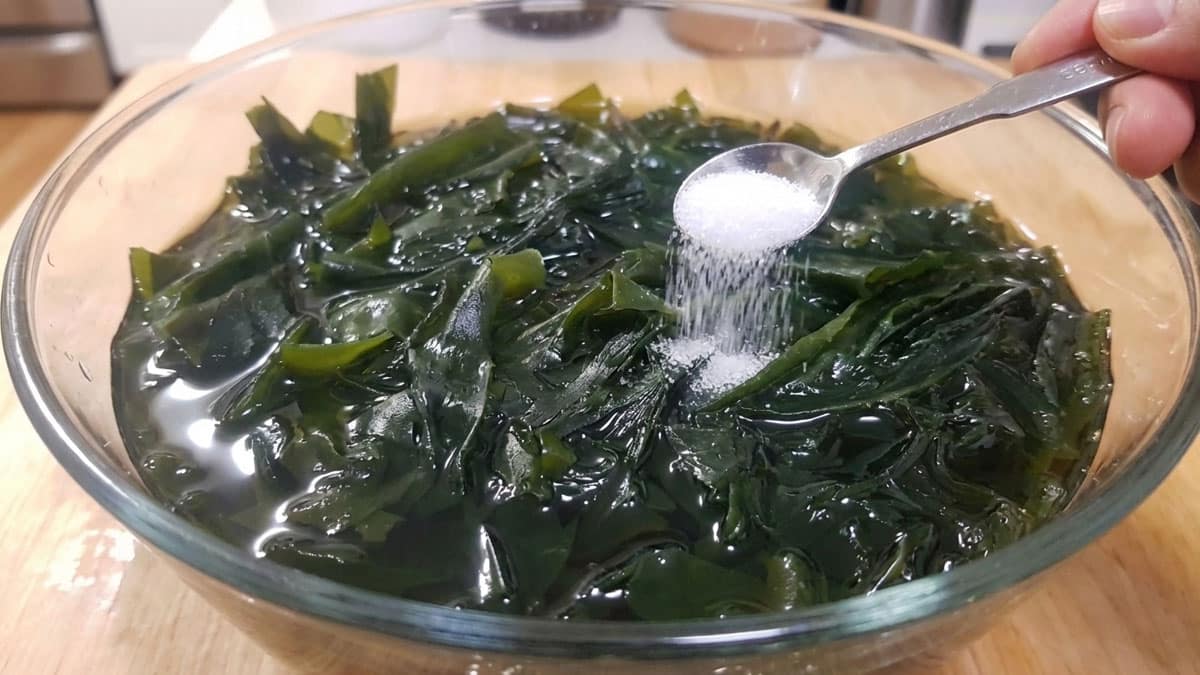 미역 불릴 때 ‘이것’ 반 스푼만 넣어보세요…시간 절반에 비린내까지 싹 잡힙니다