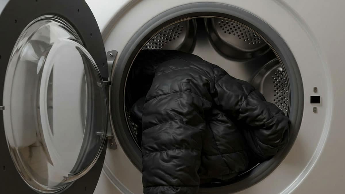 겨울철 외투 냄새 고민이라면 ‘여기에’ 넣어보세요…비싼 스타일러 부럽지 않습니다