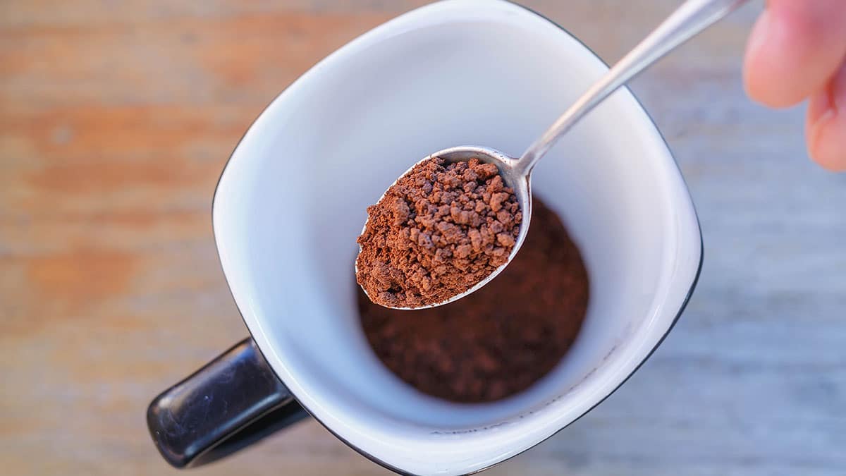 유통기한 지난 ‘커피’ 버리지 마세요…여기에 사용하면 냄새 잡고 기름때까지 제거됩니다