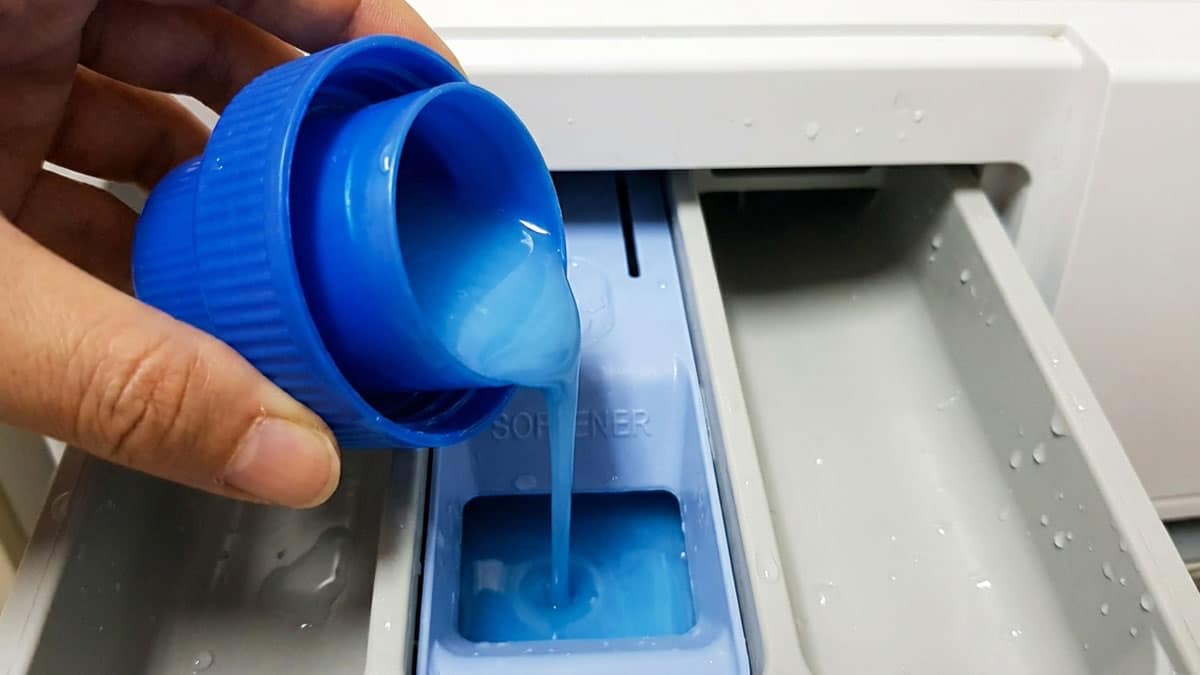 세탁기에 ‘이 세제’ 무조건 넣지 마세요…수건 흡수력 떨어지고 흰옷 누렇게 만듭니다