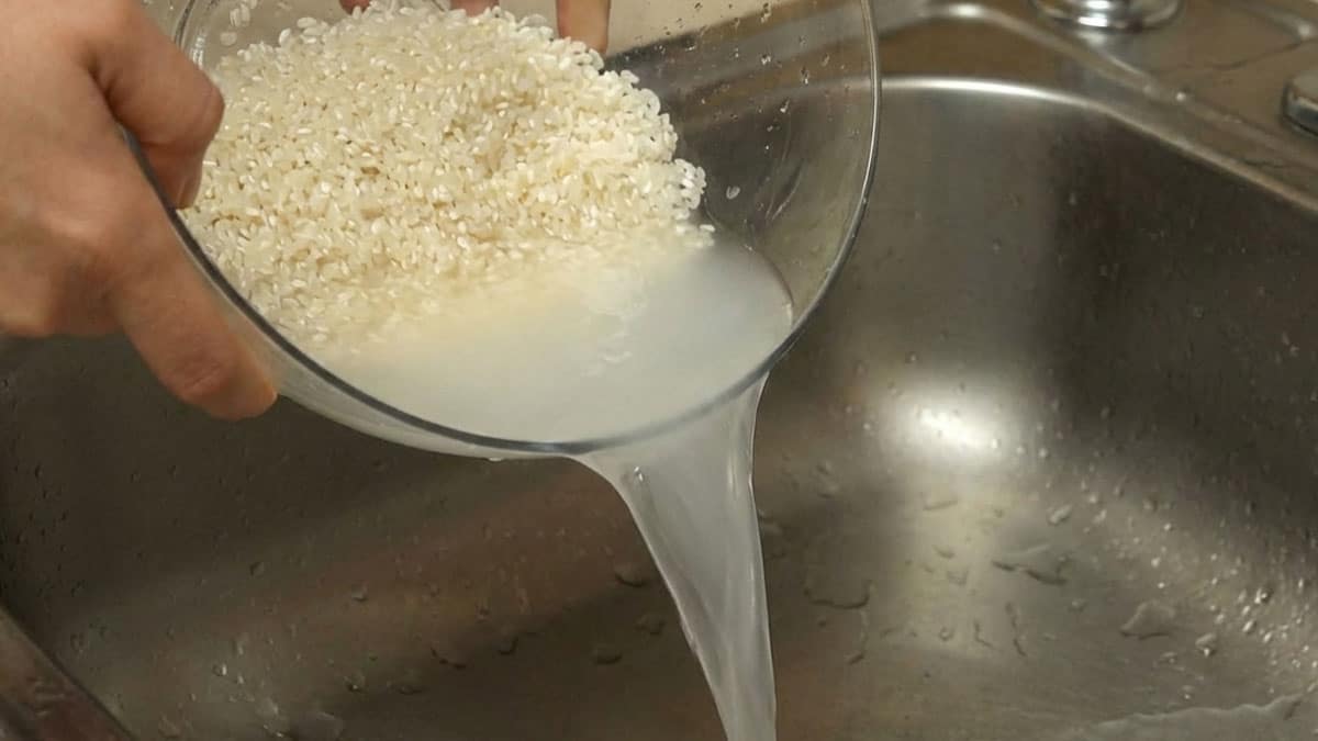 쌀 씻을 때 ‘이 물’은 10초만 담갔다 버리세요…밥맛 확 달라집니다