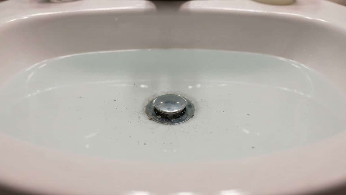 세면대 막혔을 때 ‘이렇게’ 해보세요…뚫어뻥 없어도 5분 만에 시원하게 뚫립니다