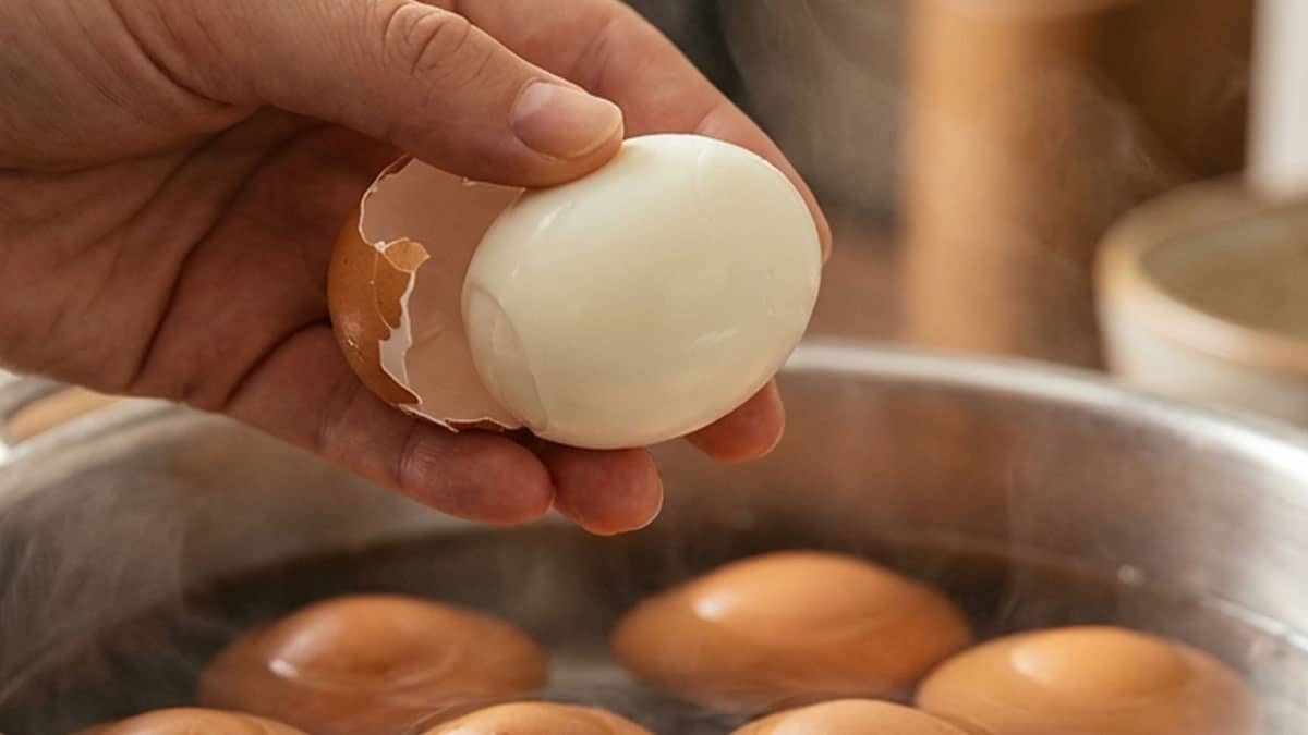 이제 계란 물에 넣고 삶지 마세요…여기에 넣으면 소금·식초 없어도 촉촉하게 잘 벗겨집니다