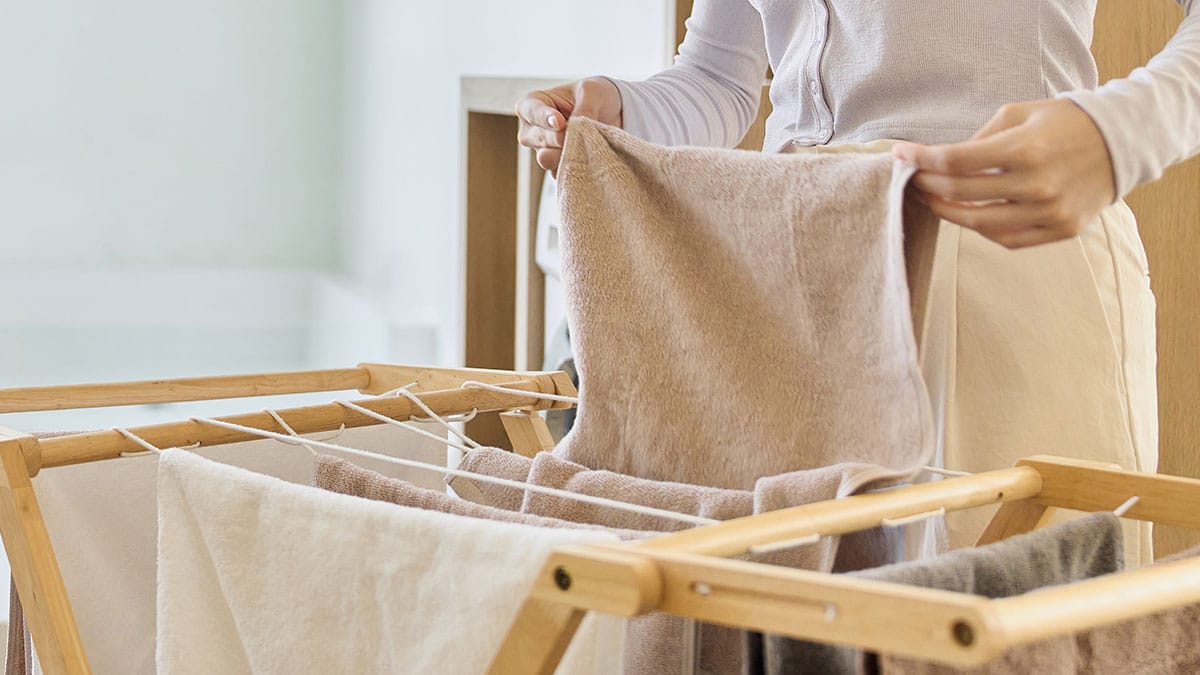 수건 널기 전에 ‘이렇게’ 해보세요…건조기 없이도 호텔처럼 뽀송해집니다