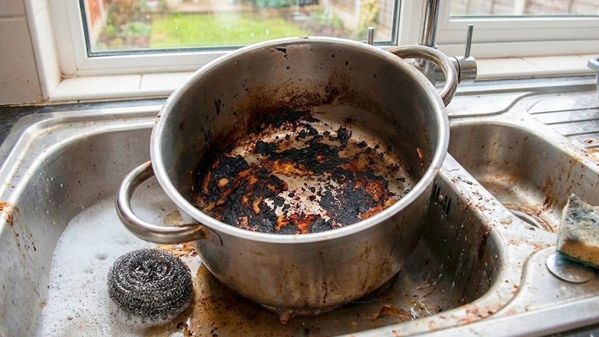 탄 냄비 그냥 버리지 마세요…’이 방법’이면 15분 만에 새것처럼 깨끗해집니다